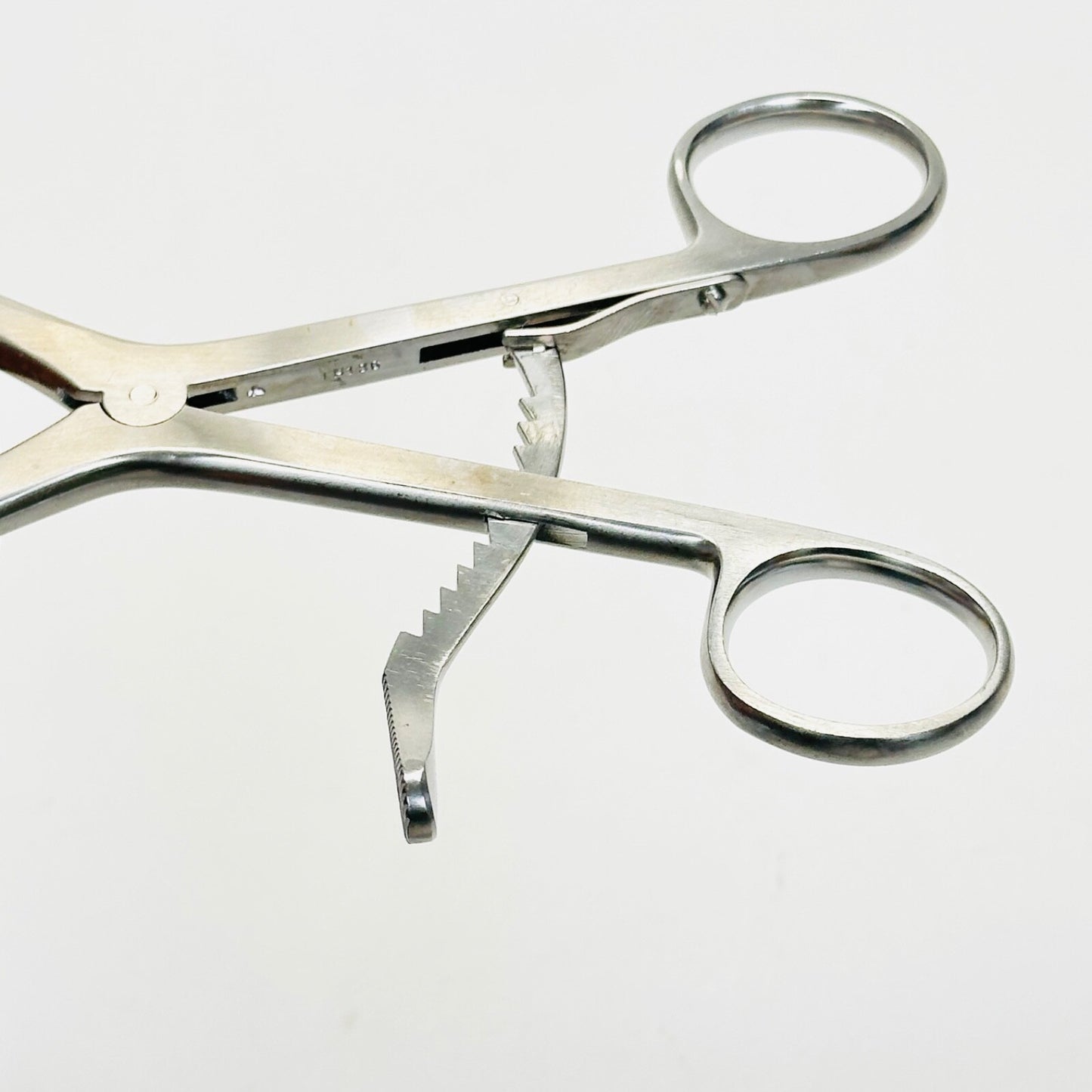 V. MUELLER SU3196 BECKMAN Retractors Hinged arms. 3 x 4 prongs, 8-1/2 in