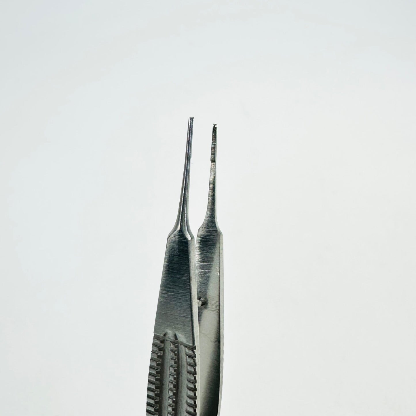 V. MUELLER ОР3308-003 Castroviejo Forceps 4-1/8 Inch Straight Instrument