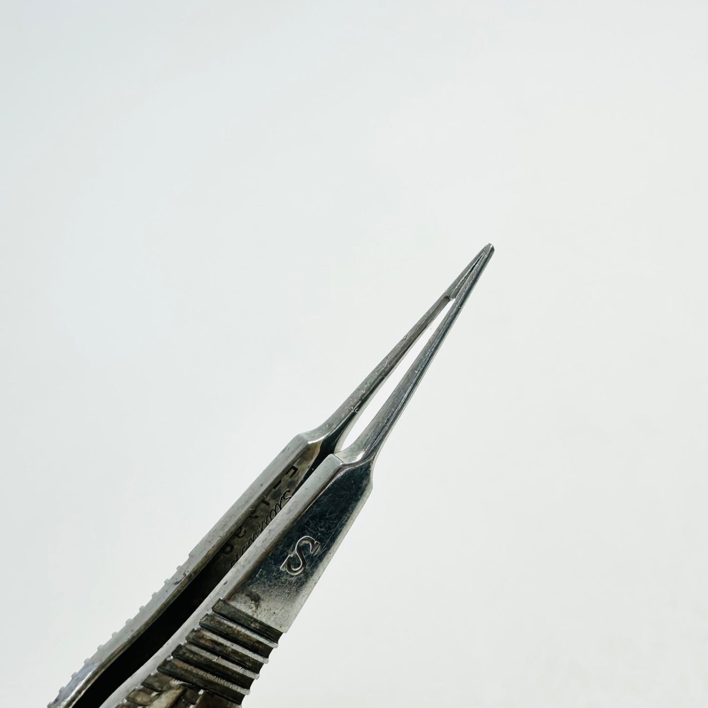STORZ E1798 Castroviejo Suturing Forceps 0.5mm, 4.3 in Instrument