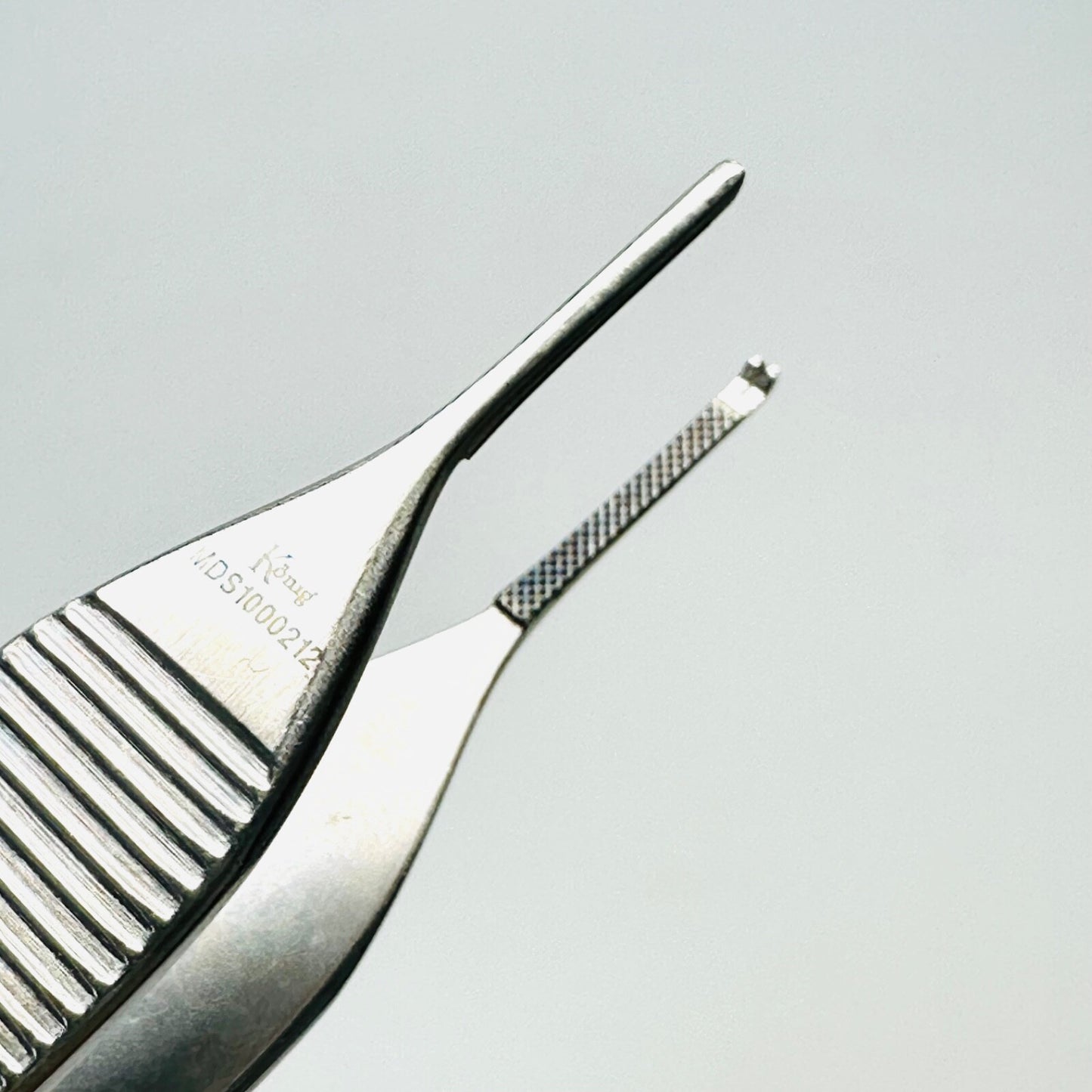 König MDS1000212 Adson Cross Serrated Tissue Forceps 1x2 Teeth, 4.75"