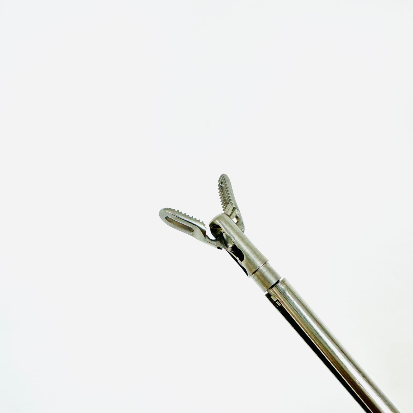 7207336 Fixation forceps Insert fenestrated, medium Serration 15" w/ Sheath