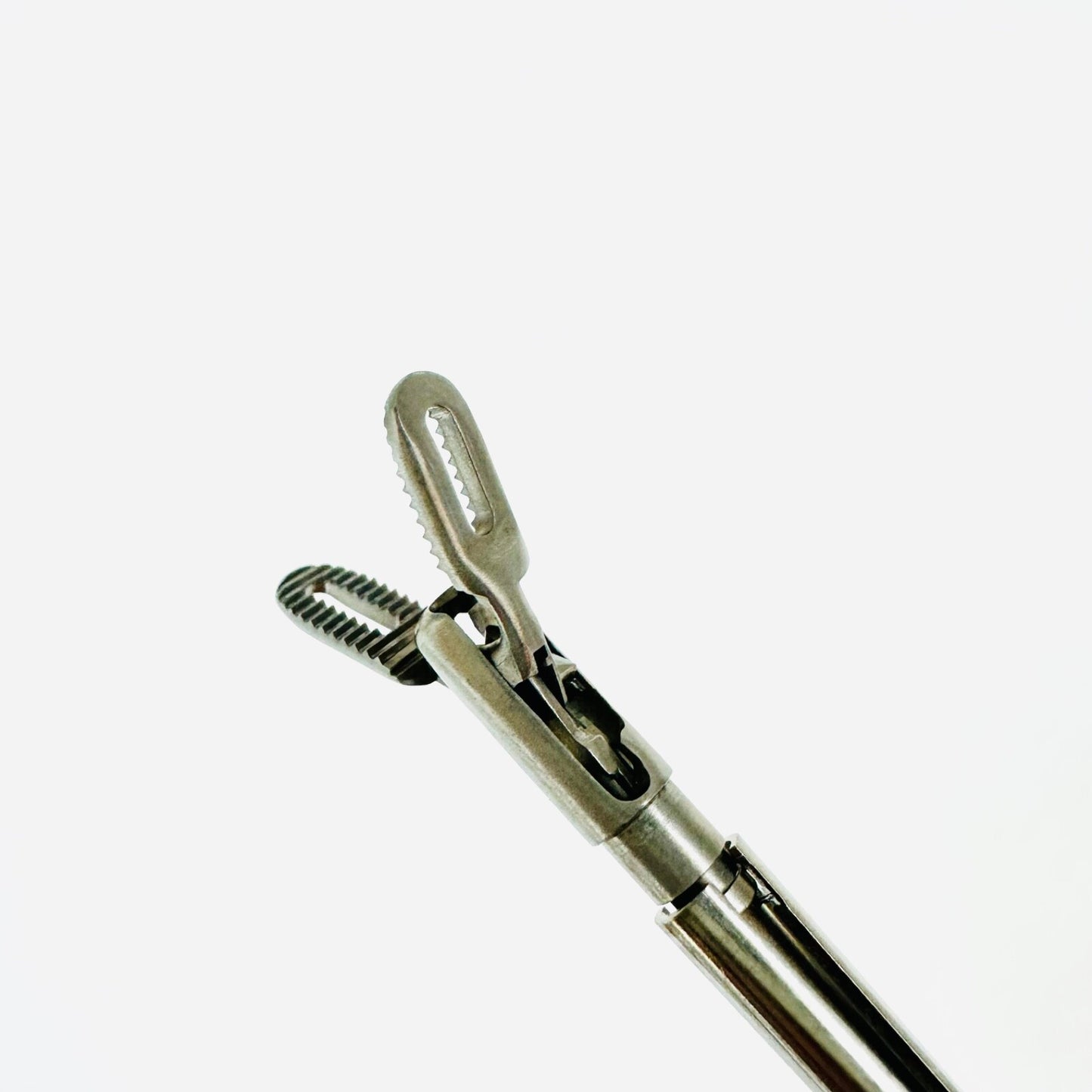 7207336 Fixation forceps Insert fenestrated, medium Serration 15" w/ Sheath