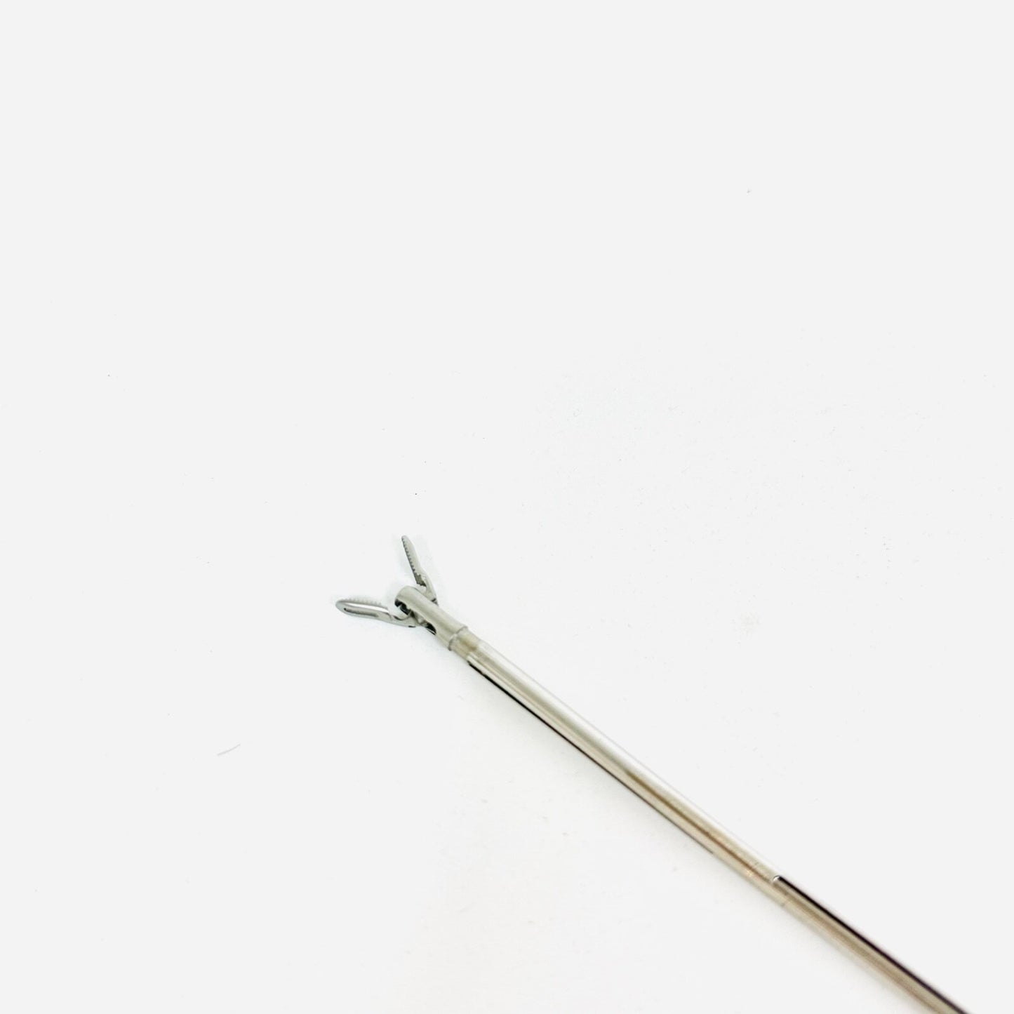 7207336 Fixation forceps Insert fenestrated, medium Serration 15" w/ Sheath