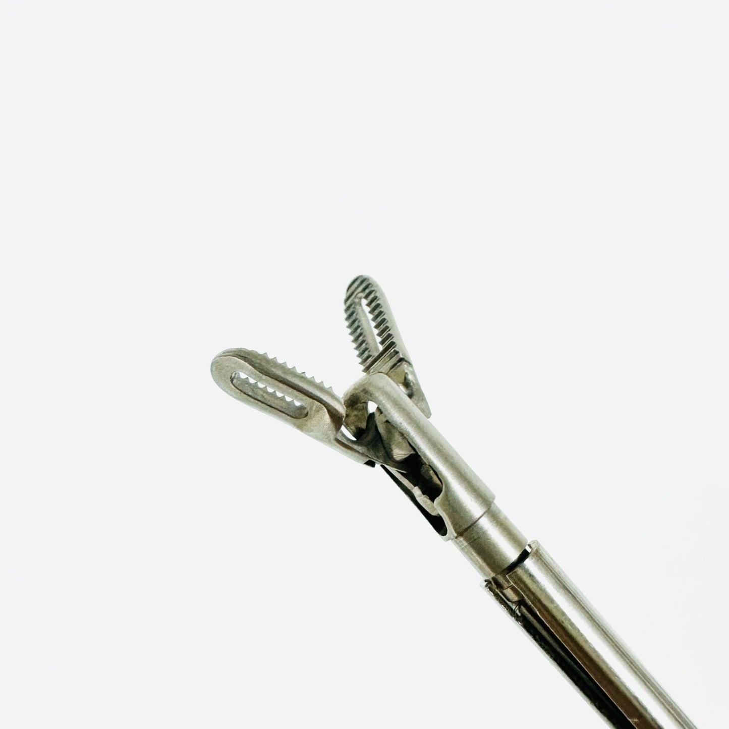 7207336 Fixation forceps Insert fenestrated, medium Serration 15" w/ Sheath