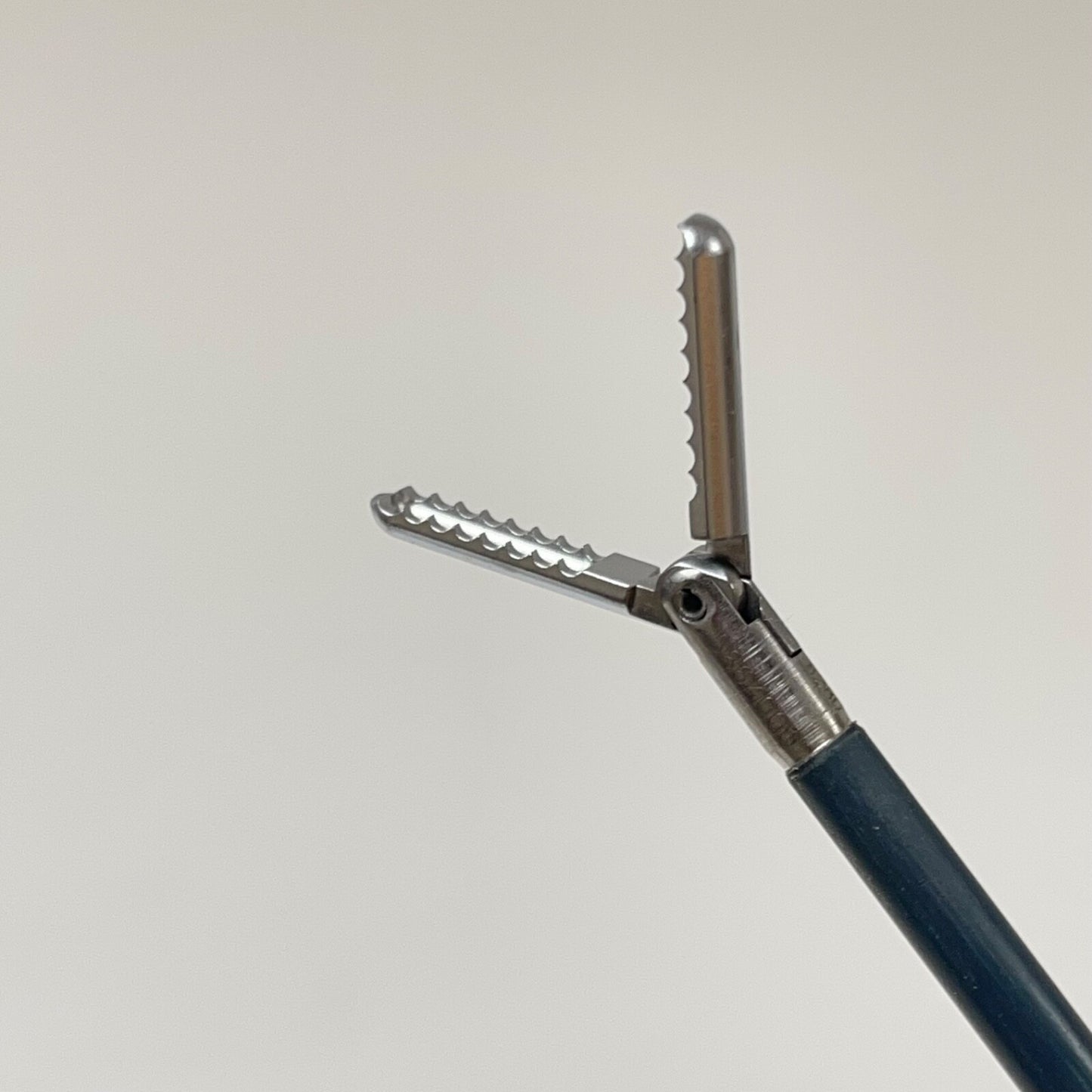 Surgical Wave Grasping Forceps,  5mm w/ Rotating Metal Handle