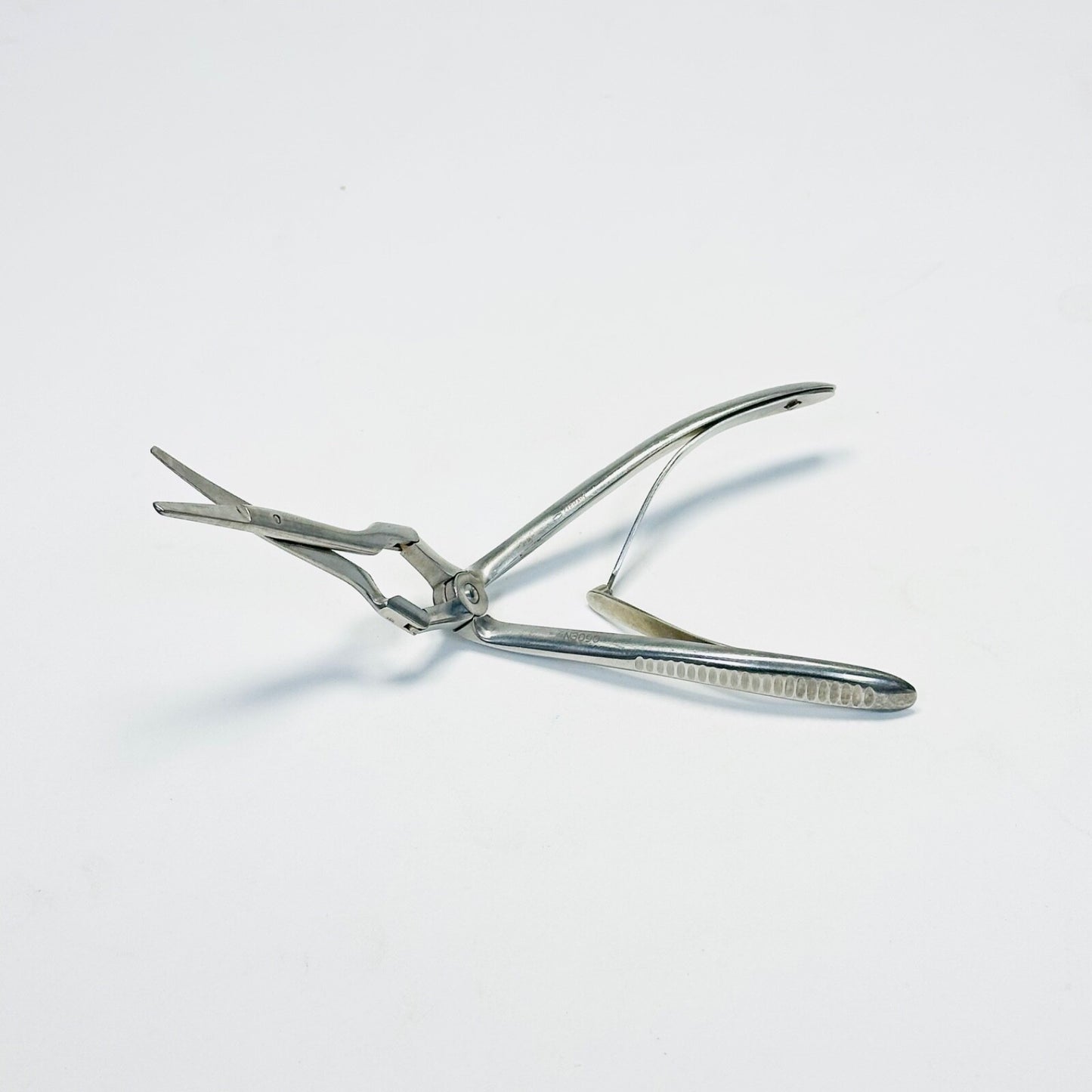 BAUSCH + LOMB N3090 Becker Septum Scissors Serrated, double action, 7.1 INCH