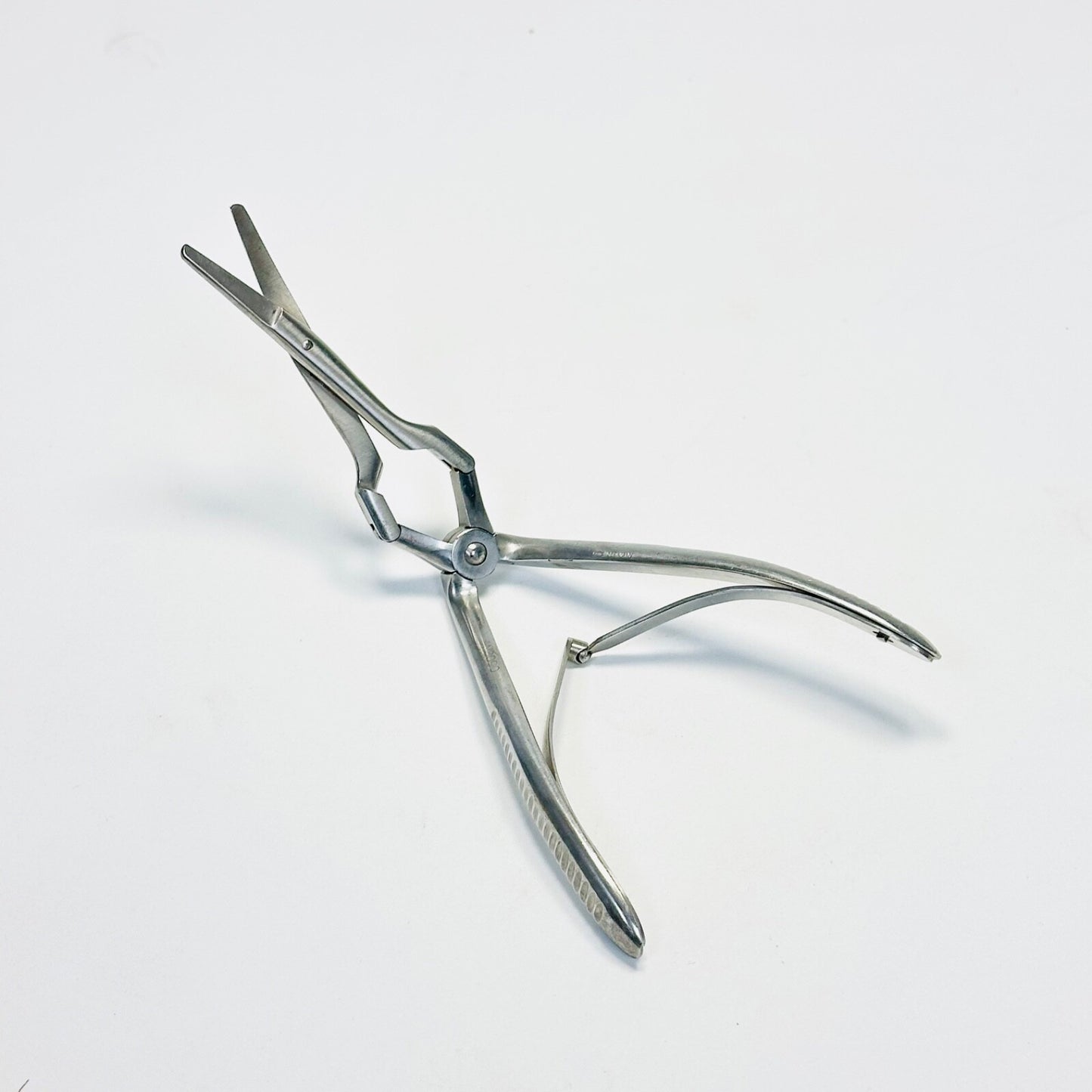 BAUSCH + LOMB N3090 Becker Septum Scissors Serrated, double action, 7.1 INCH