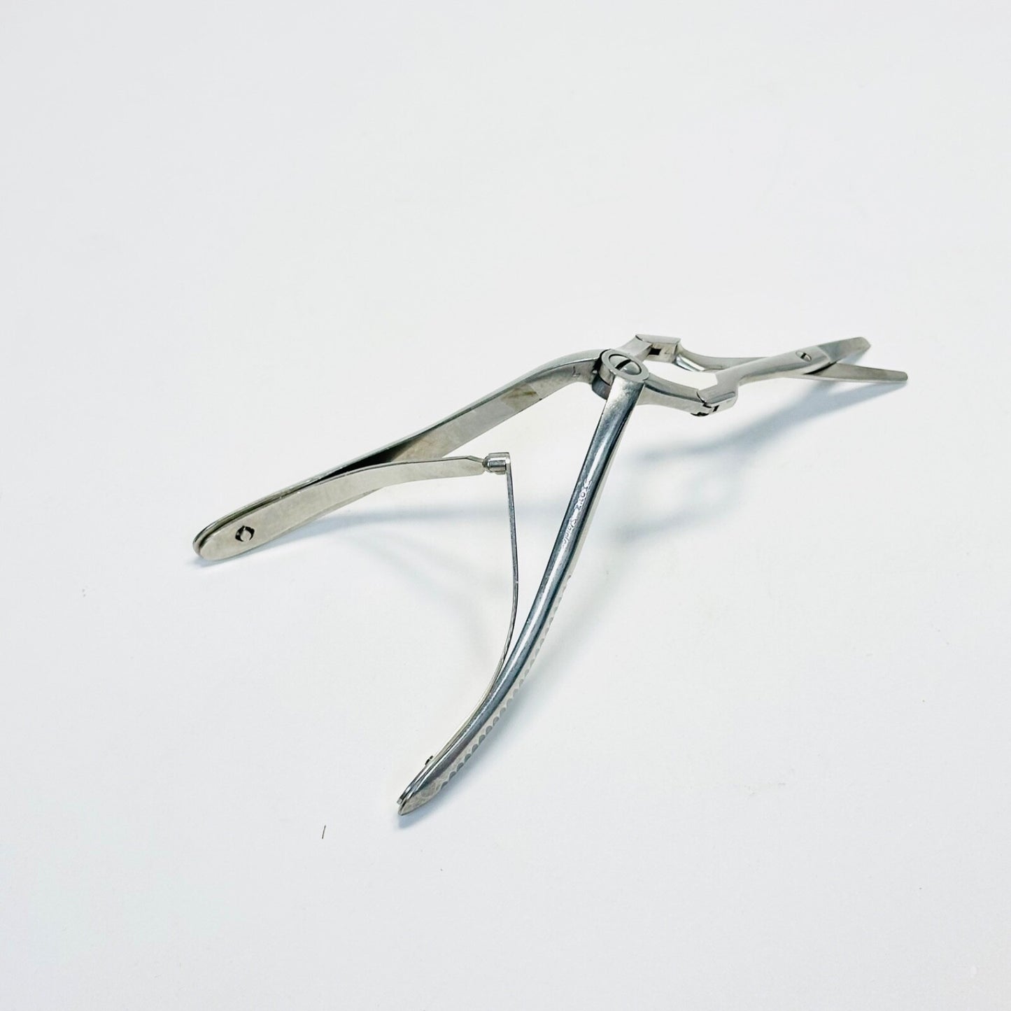 BAUSCH + LOMB N3090 Becker Septum Scissors Serrated, double action, 7.1 INCH