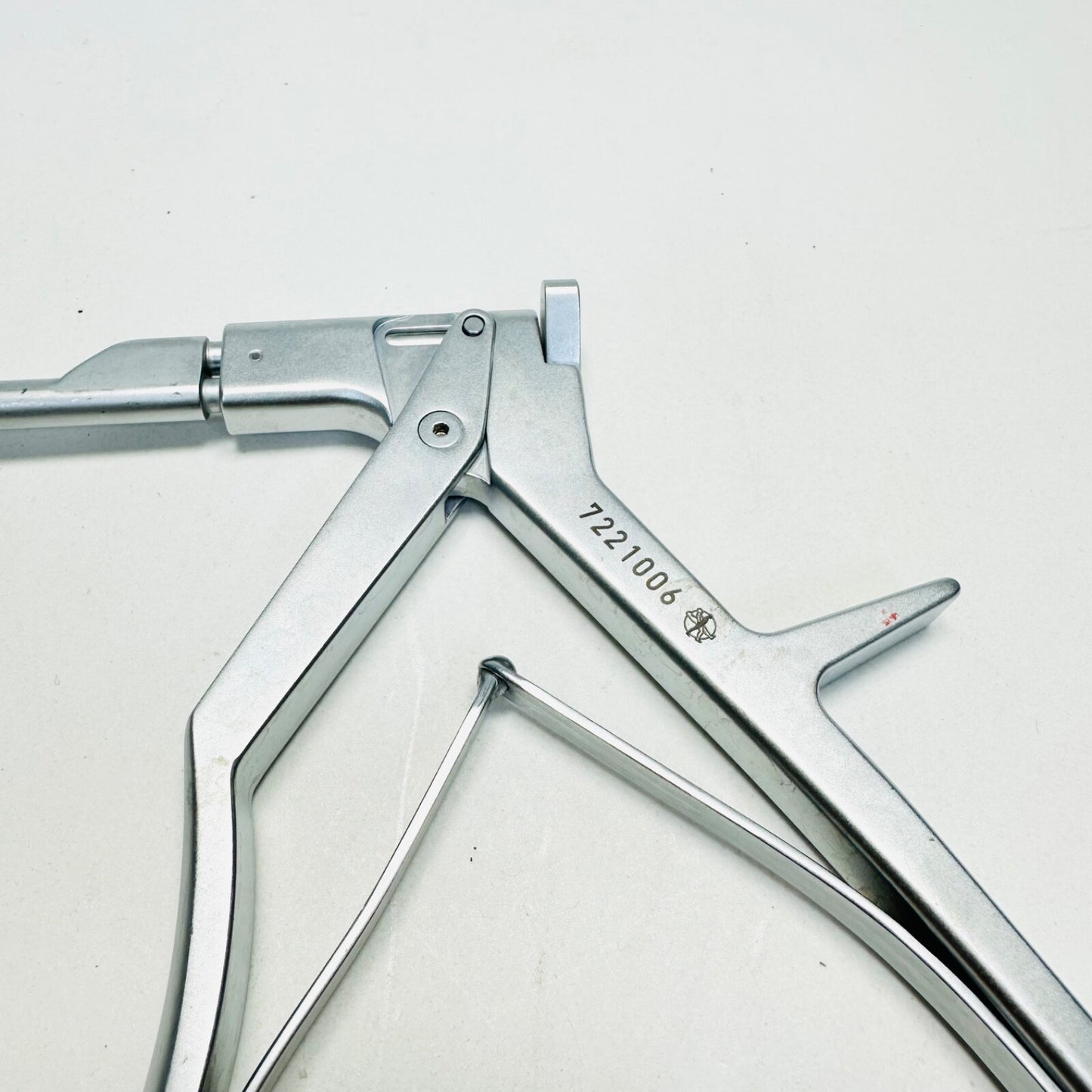 Medtronic 7221006 Articulating Peek Rod Holder Instrument