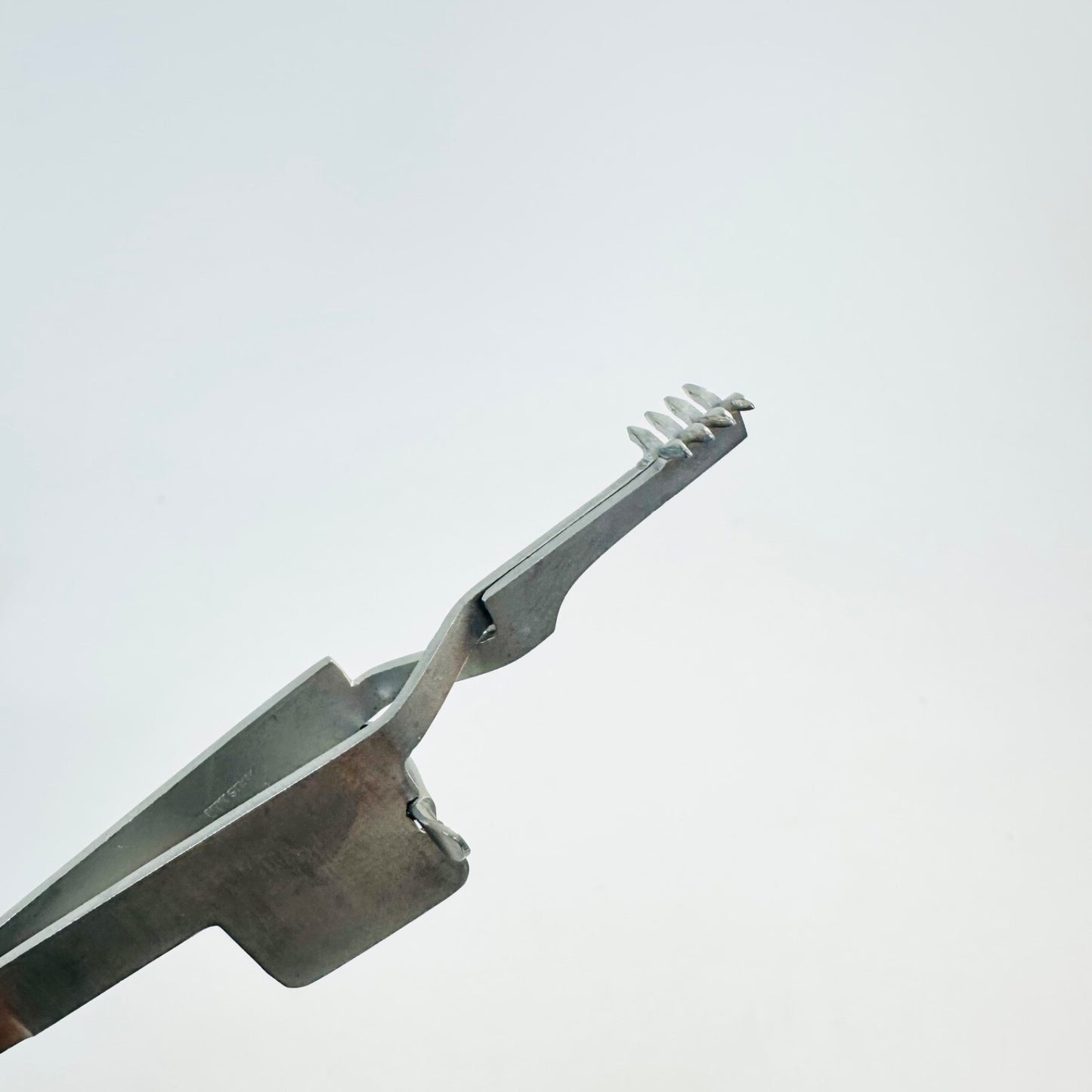 Holzheimer Retractor - 4", Sharp, 4x4 Teeth Instrument