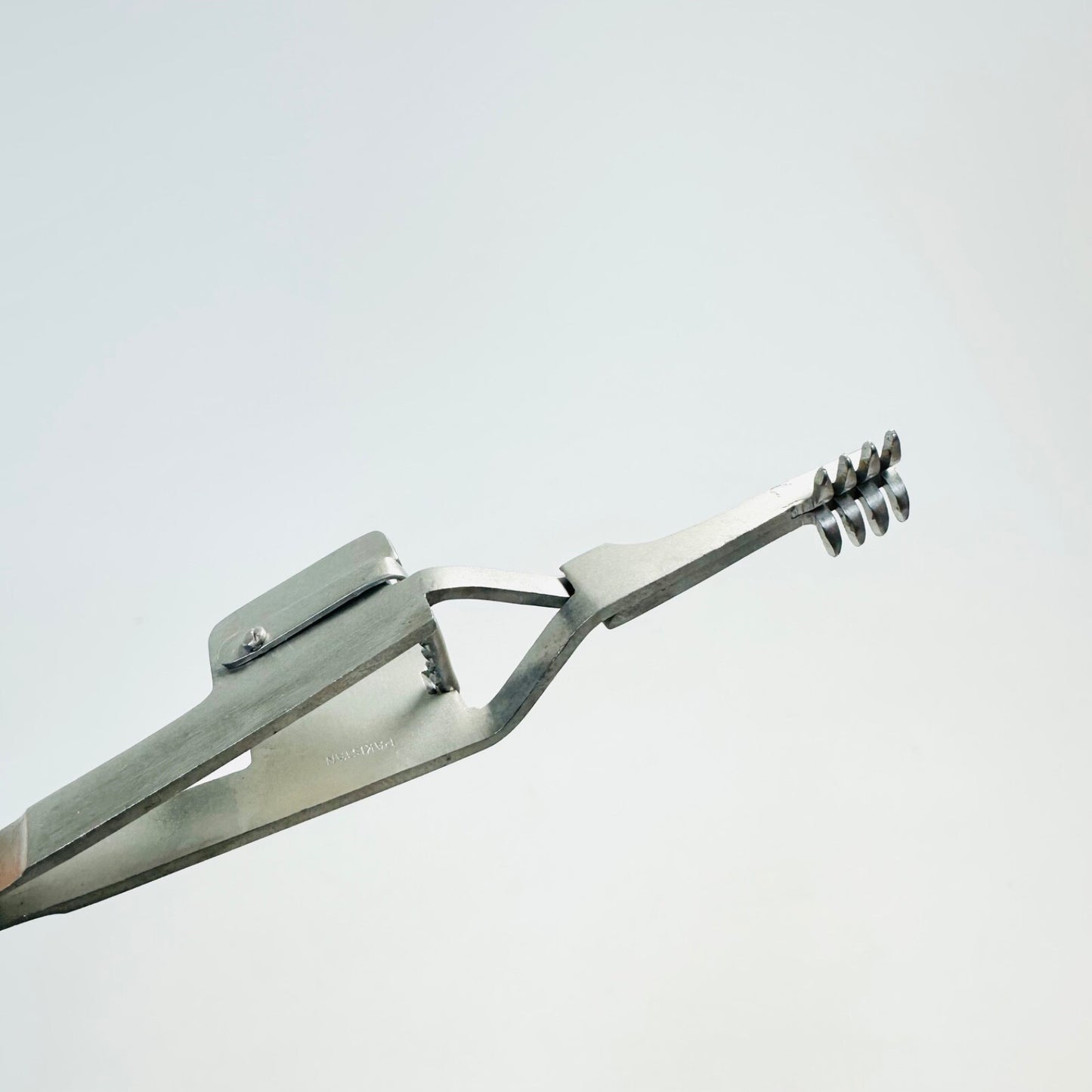 Holzheimer Retractor - 4", Sharp, 4x4 Teeth Instrument