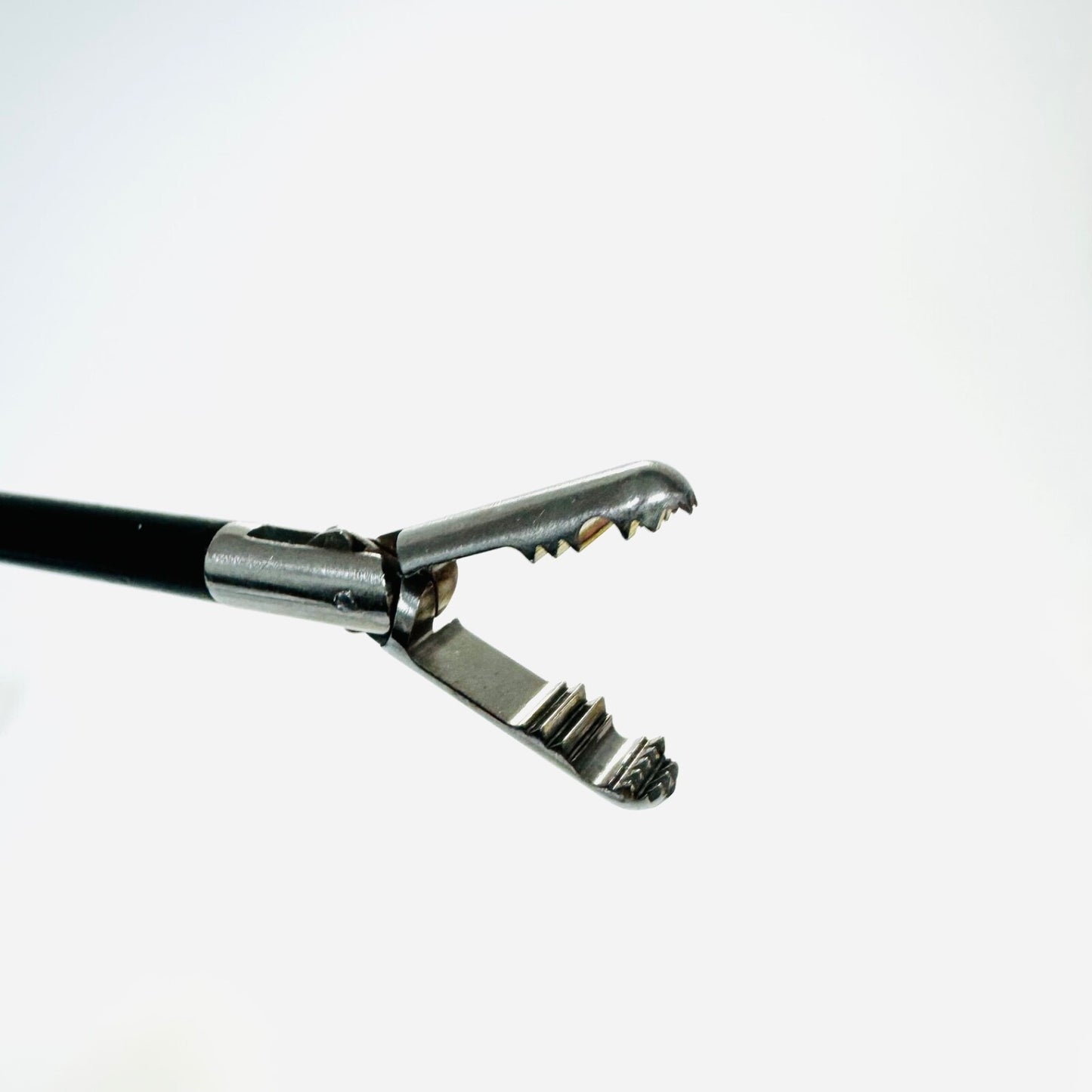 Snowden-Pencer SP90-3001 Laparoscopic Grasper McKernan Fundus 32cm 5mm Instrume.