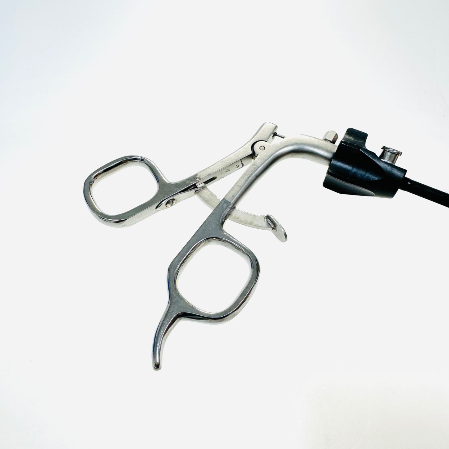 Snowden-Pencer SP90-3001 Laparoscopic Grasper McKernan Fundus 32cm 5mm Instrume.